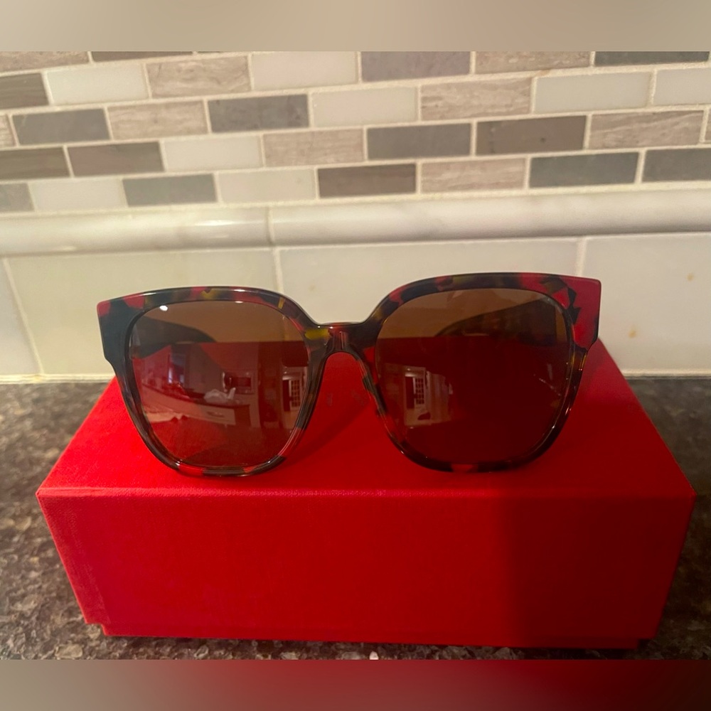 Valentino VA 4111 519413 Oversized Square Sunglasses
55 mm / Standard